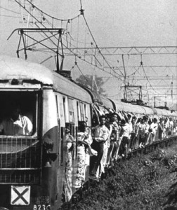 Fig 5. Sebastiâo Salgado. Overburdened commuter train in Bombay (1995). Courtesy Sebastiâo Salgado/Amazonas/Contact Press Images. 